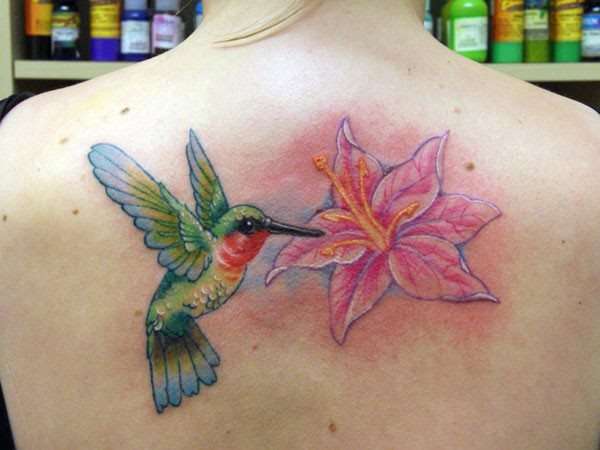 Tatuaje de colibrí con flor de hibisco