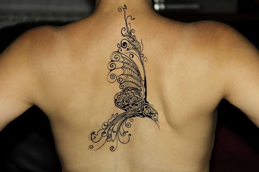 Tatuaje de colibrí grande estilo tribal