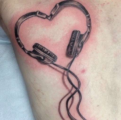 Tatuajes de música: auriculares corazón