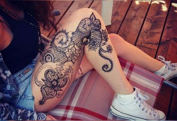 Chicas sexis tatuadas en las piernas