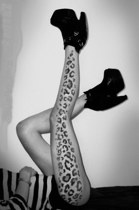 Chicas sexis tatuadas: animal print