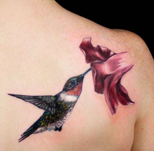Tatuaje de colibrí y flor