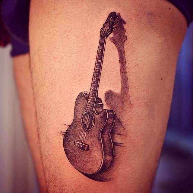 Tatuaje de guitarra clásica