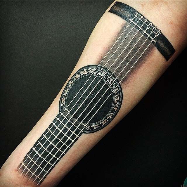 Tatuajes de música: cuerdas de guitarra en antebrazo