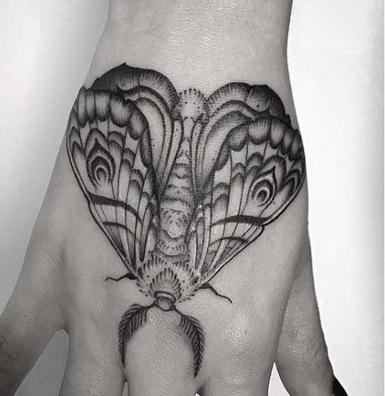 Tatuaje realizado por Tania Maia - Instagram