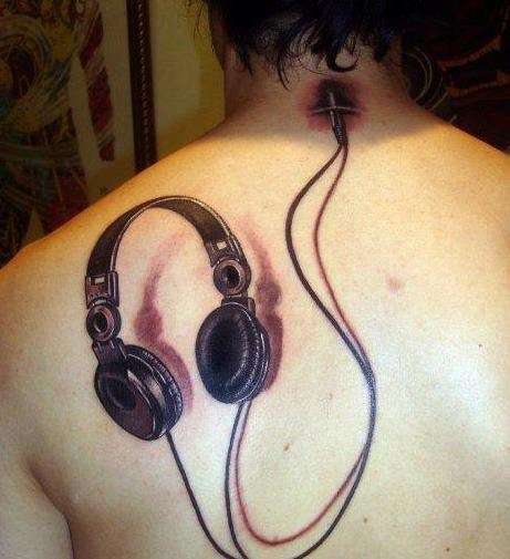 Tatuajes de música: auriculares conectados en la nuca