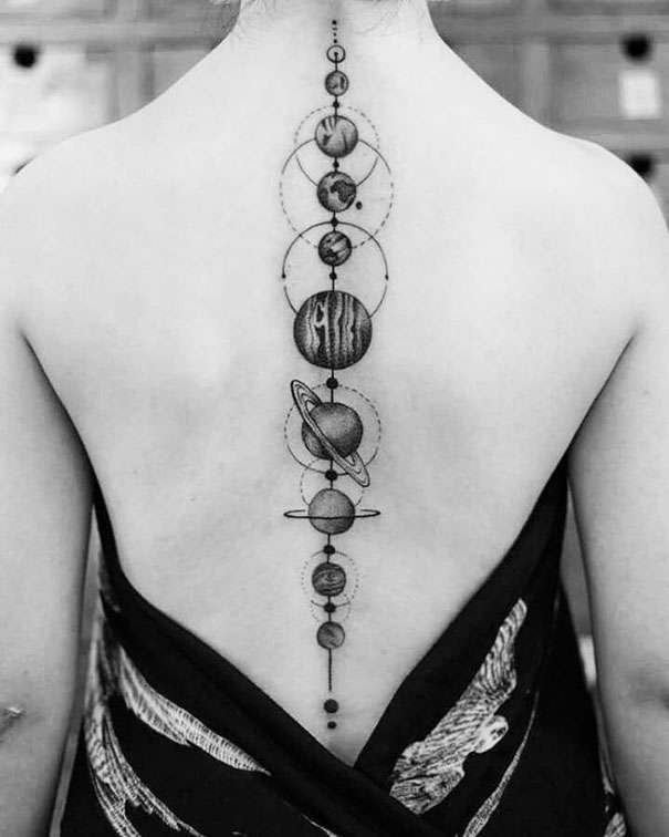 Tatuaje en la columna vertebral: planetas