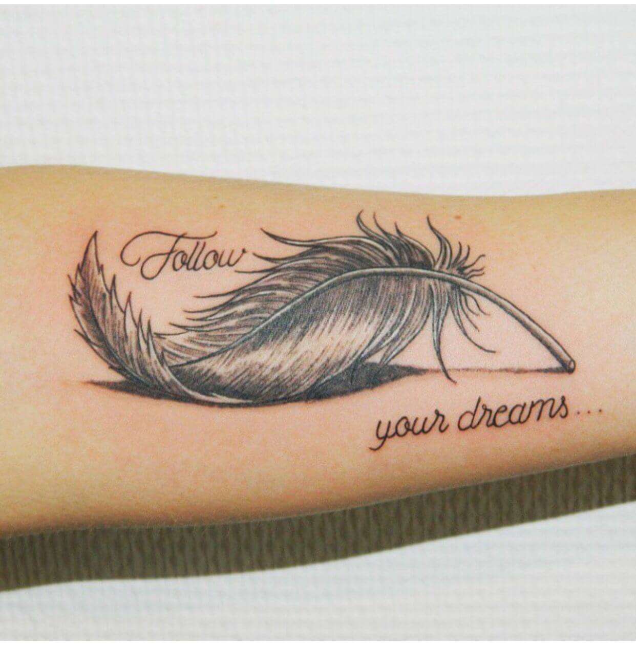 Tatuaje de pluma - Follow your dreams