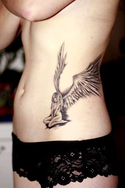 Tatuaje de ángel en la cadera
