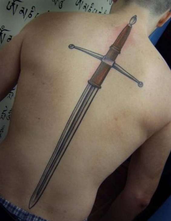 Tatuaje en la columna vertebral: espada