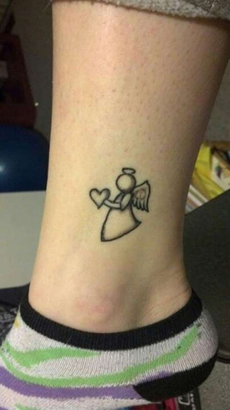 Tatuaje de ángel pequeño y sencillo
