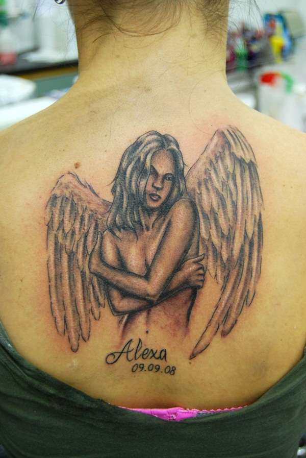 Tatuaje de ángel con detalles rojizos 