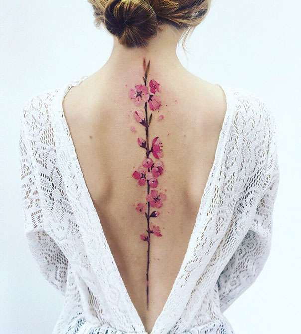 Tatuaje en la columna: flores de cerezo