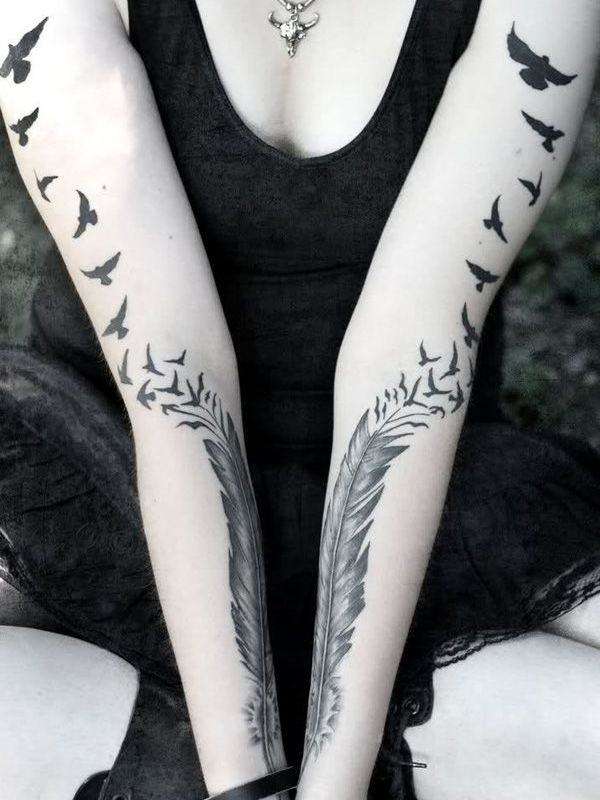 Tatuaje de pluma y aves en ambos brazos