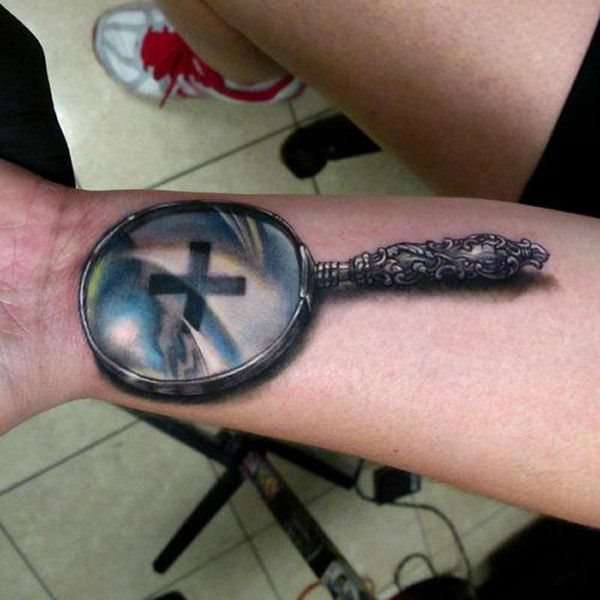 Funny tattoos: magnifying glass on the forearm