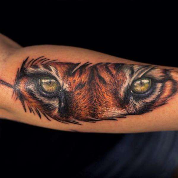 Tatuaje de pluma y ojos de tigre