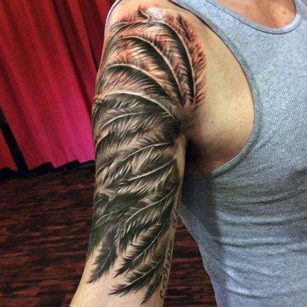 Tatuaje de plumas en el brazo