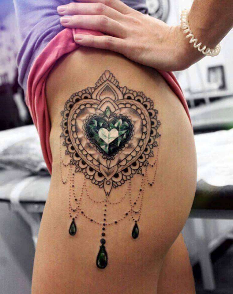 Tatuaje de corazón en color verde