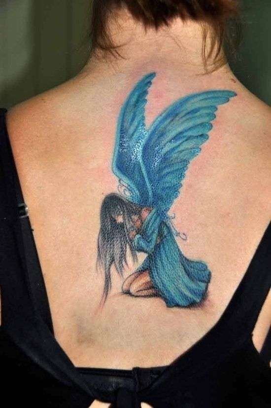 Tatuaje de ángel caído en color azul