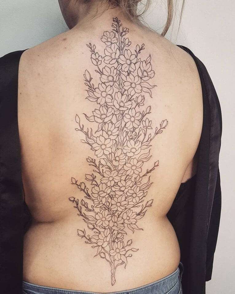 Tatuaje en la columna vertebral: flores