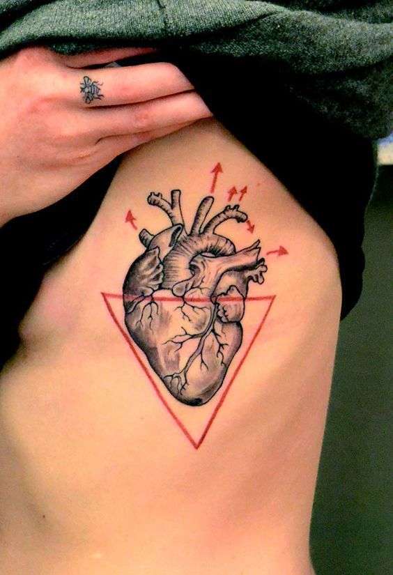 Tatuaje de corazón con detalles en rojo