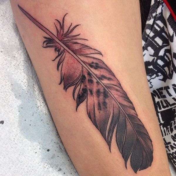 Tatuaje de pluma en rojo y negro