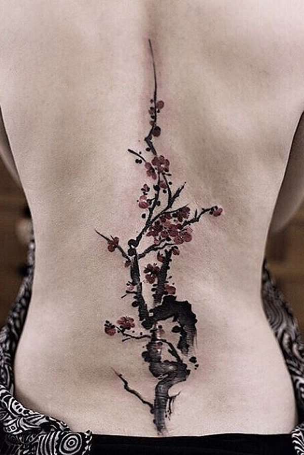 Tatuaje en la columna vertebral: ramas con flores
