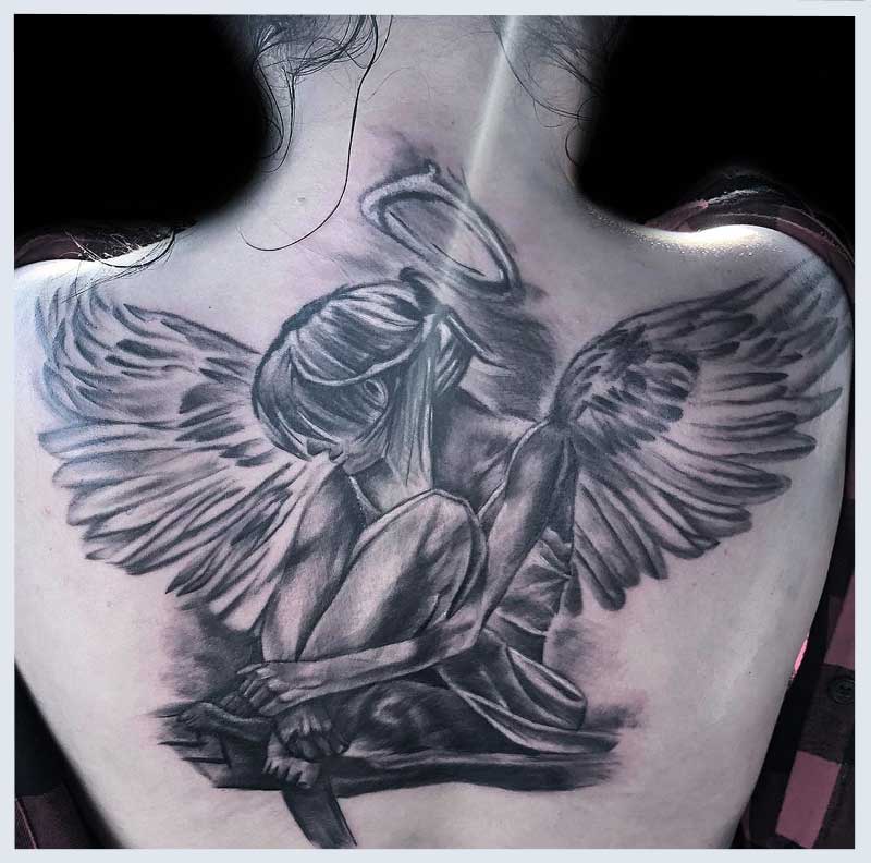 Tatuaje de ángel mujer en la espalda