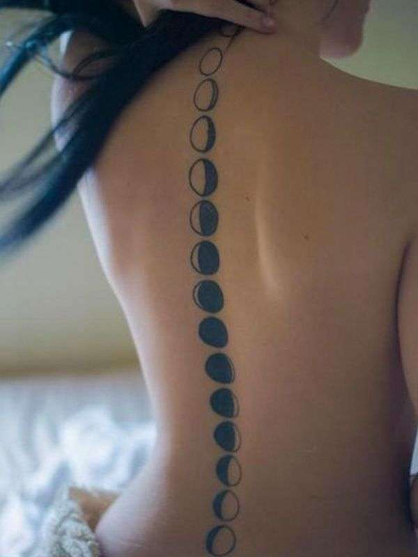 Tatuaje en la columna vertebral: fases lunares