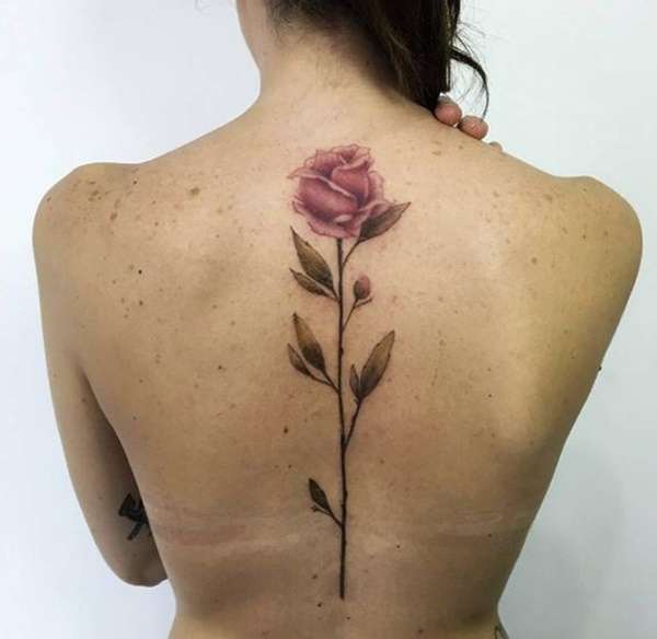 Tatuaje en la columna vertebral: rosa