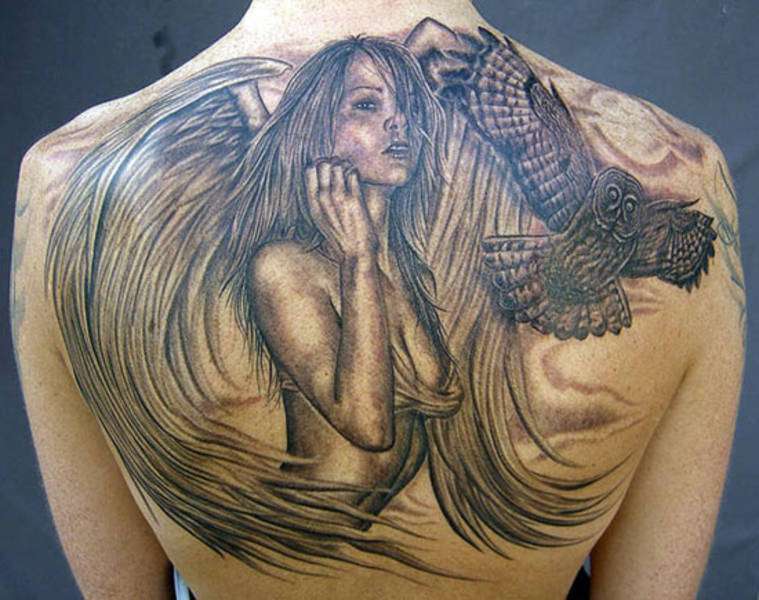 Tatuaje de ángel mujer y búho