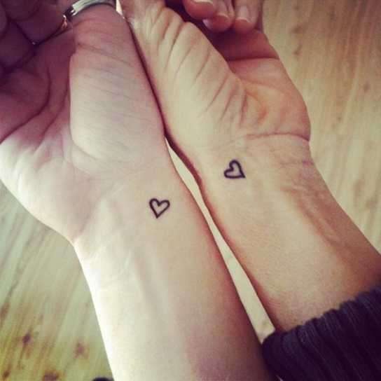 Tatuaje de corazón pequeño para parejas