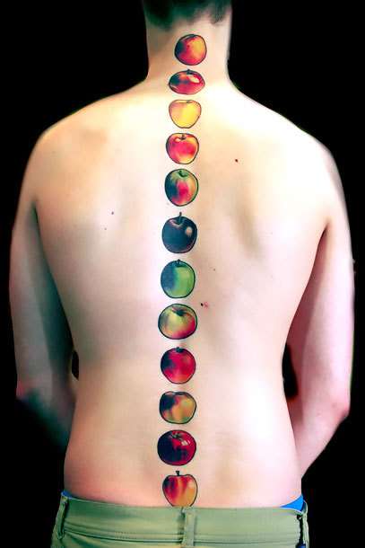 Tatuaje en la columna vertebral: frutas