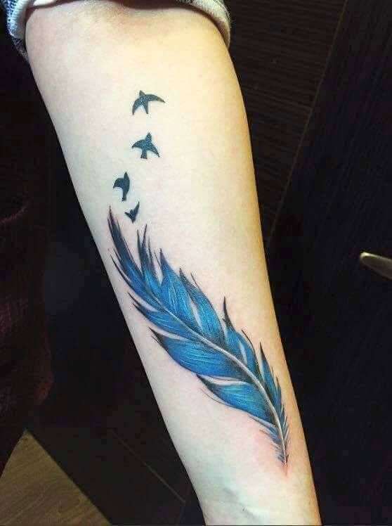 Tatuaje de pluma y aves