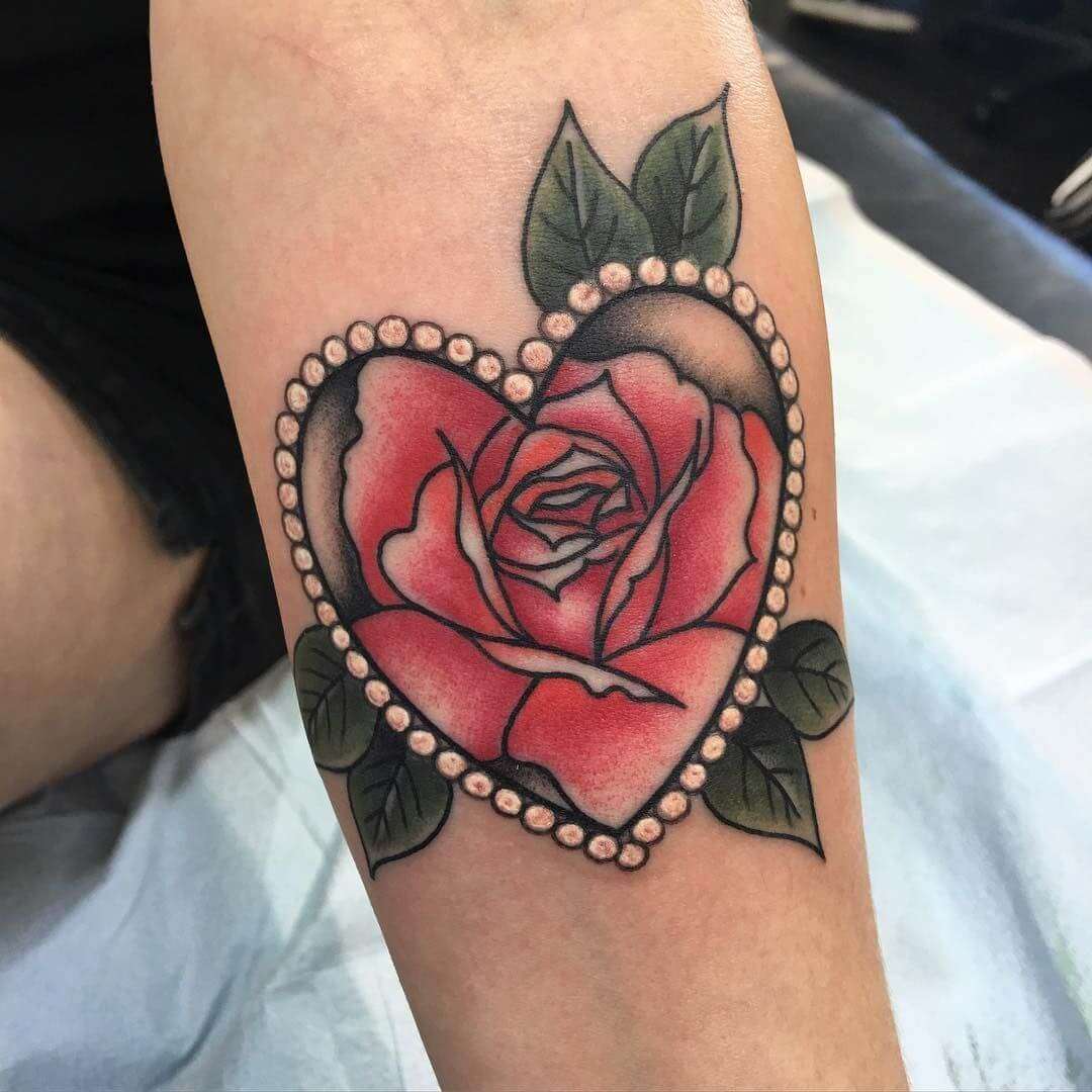 Tatuaje de corazón y rosa