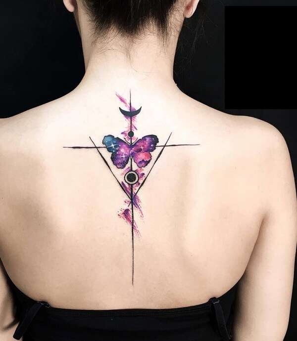 Tatuaje en la columna vertebral: mariposa