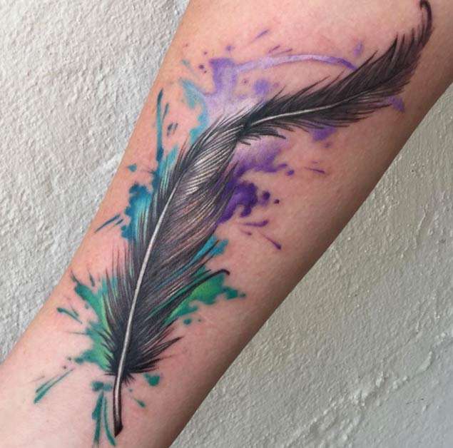 Tatuaje de pluma - realista - acuarela