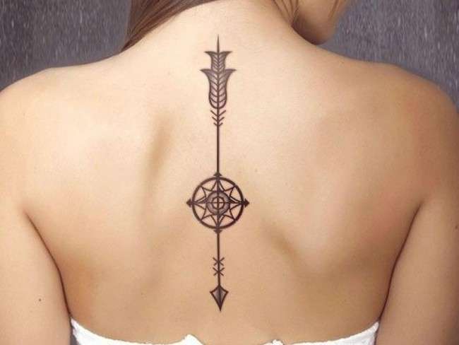Tatuaje en la columna vertebral: flecha