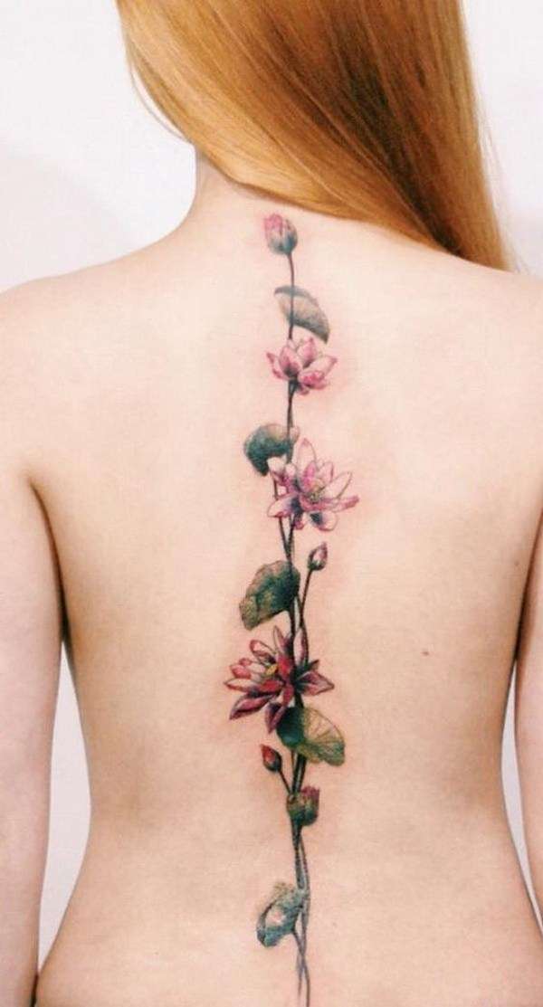 Tatuaje en la columna vertebral: flores