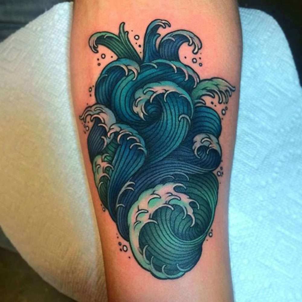 Tatuaje de corazón con olas