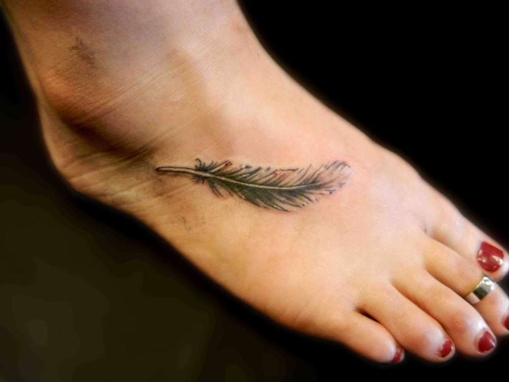 Tatuaje de pluma en el pie
