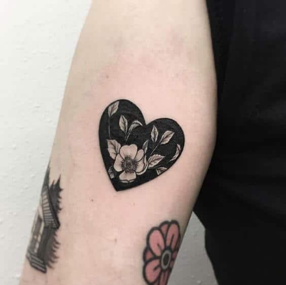 Tatuaje de corazón en blackwork