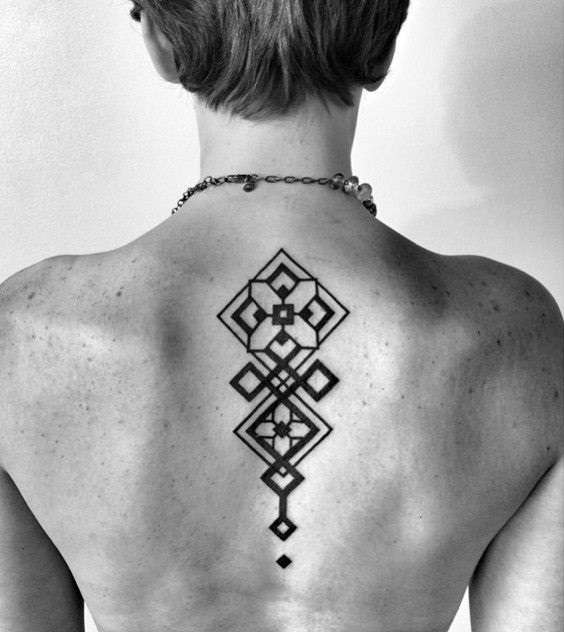 Tatuaje geométrico en la columna vertebral