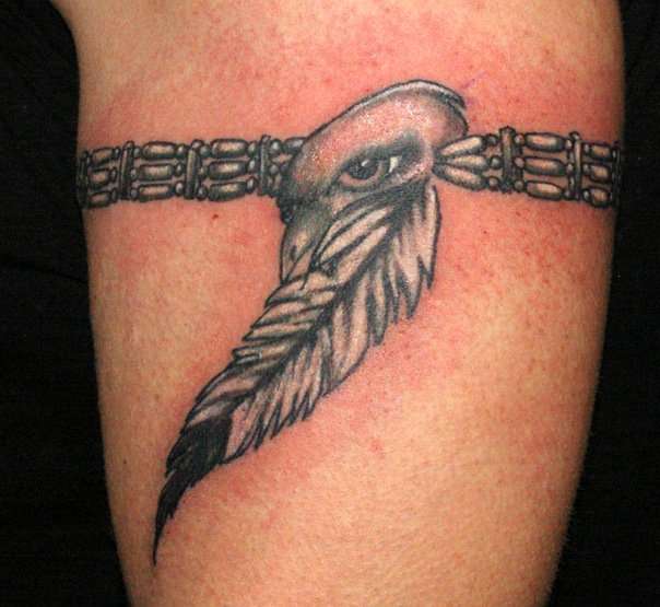 Tatuaje de pluma y cabeza de águila