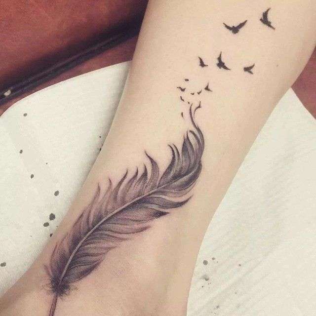 Tatuaje de pluma y aves
