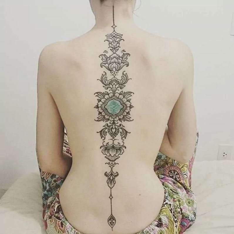 Tatuaje en la columna vertebral: estilo hindú