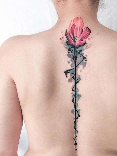 Tatuaje en la columna vertebral: flor estilo acuarela