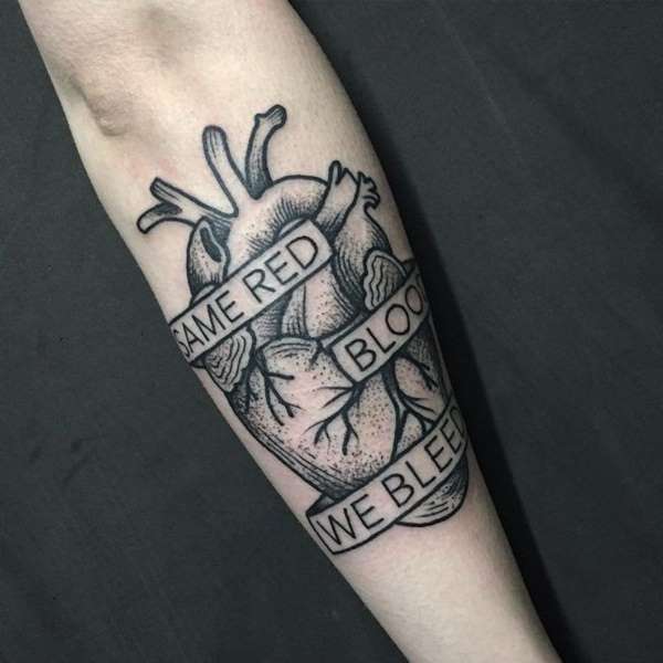 Tatuaje de corazón - Same red blood we bleed