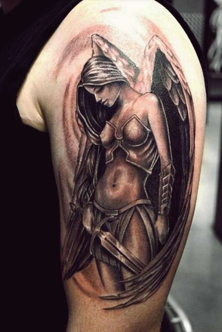 Tatuaje de ángel mujer guerrera