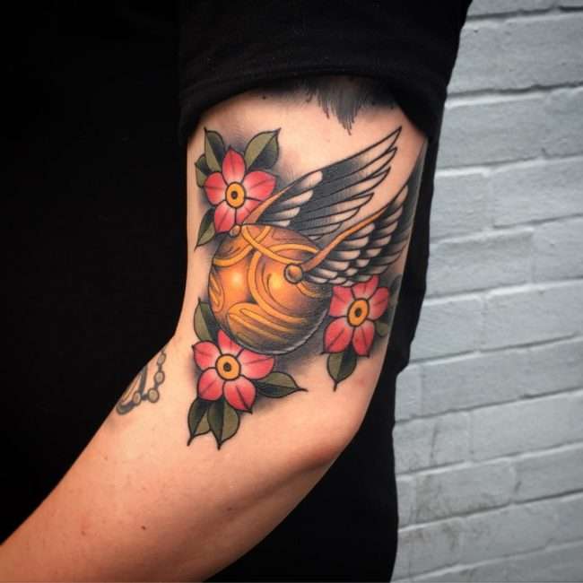 Tatuaje de Harry Potter - Snitch dorada y flores de cerezo